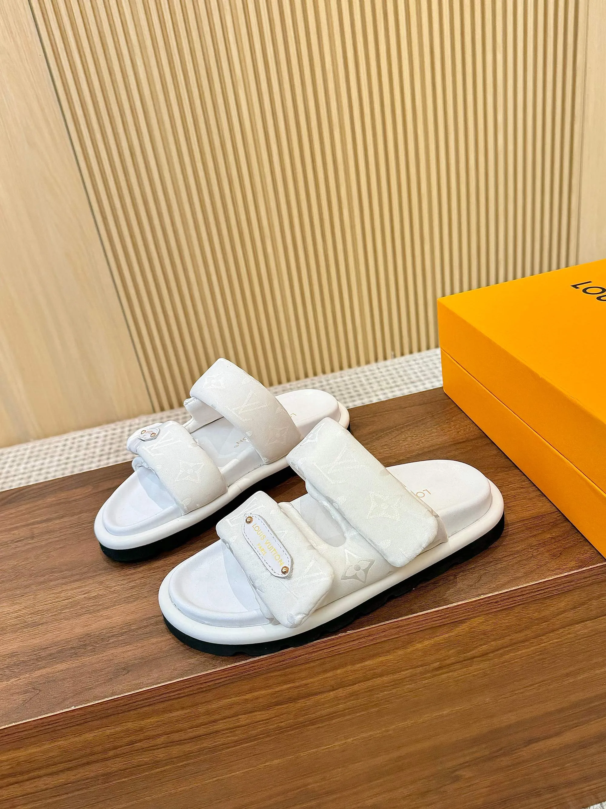 👟👟Ex-factory price 420👟👟 Women's shoes Women's clothing Mimi [lv] new slippers are hot. They have been selling before taking pictures. You can imagine the popularity. It is still a classic old pattern with customized logo buttons. It is very suitable for daily casual home. The 3] color options are all so beautiful and delicate, noble yet elegant. Highly recommended. Xinpinxing + show bdetails Standard code number: |35-46 Color: black, presbyopia brown, white